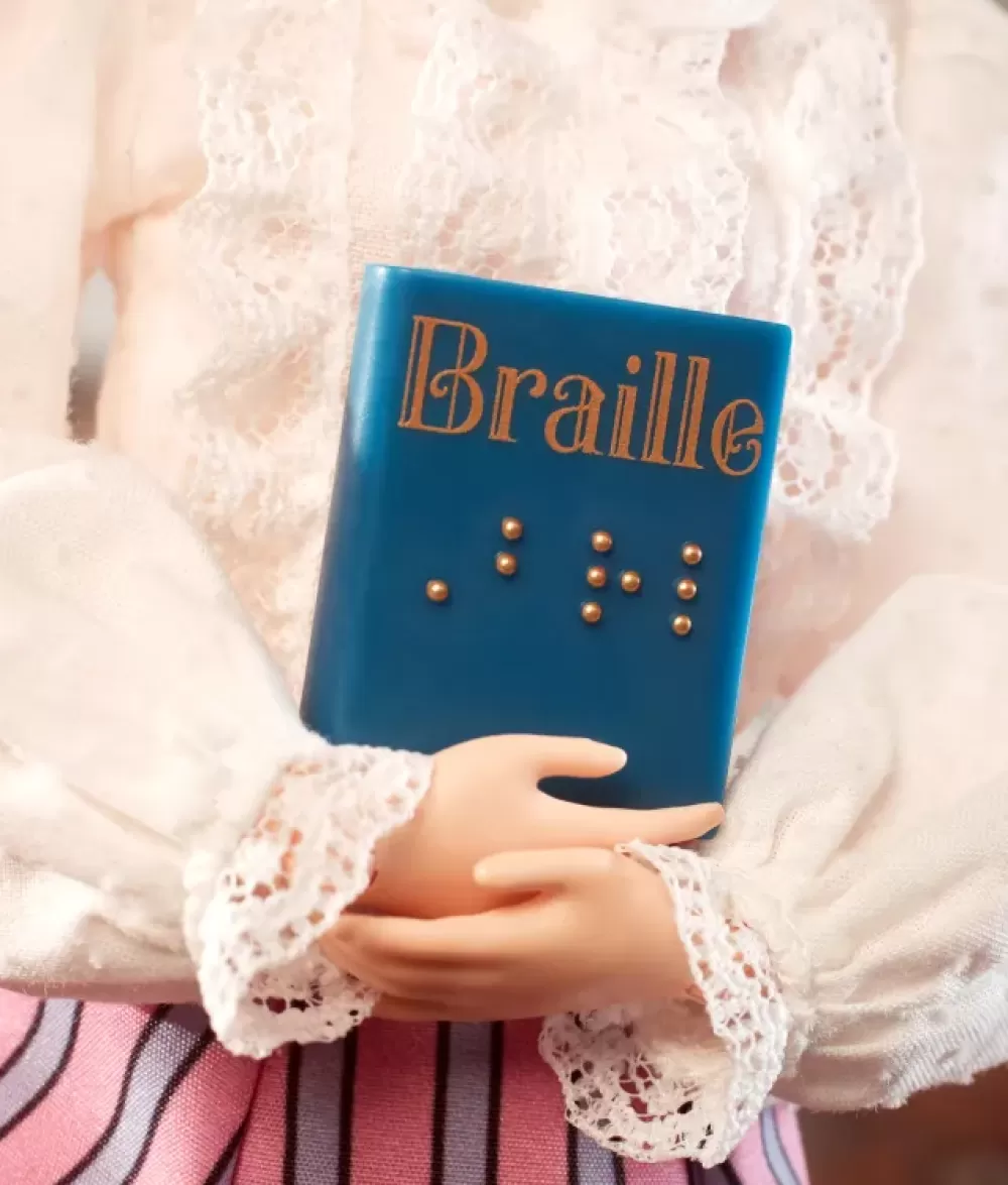 Store Helen Keller, Bambola Da Collezione Con Blusa E Gonna, Certificato Di Autenticita, 6+ Anni Fashion Dolls