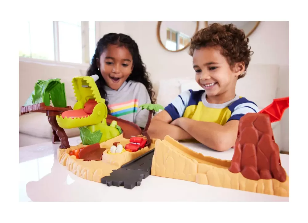 Best Sale Disney Pixar Set Parco Dei Dinosauri, Pista Con Dinosauro Con Azione Morso, 1 Veicolo Saetta Mcqueen Preistorico Incluso, Giocattolo Per Bambini, 4+ Anni, Hmd74 Garage E Circuiti