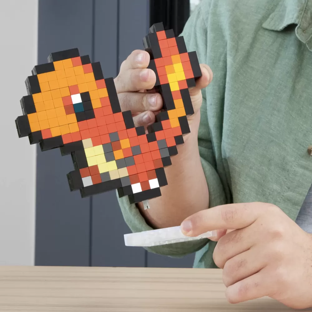 Fashion Mega Pokemon Showcase Charmander, Set In Stile Retro Pixelato Da Costruire Con 349 Pezzi, Con Base Piana Per Esporlo E Incisione Sul Retro Per Appenderlo Set Costruzioni