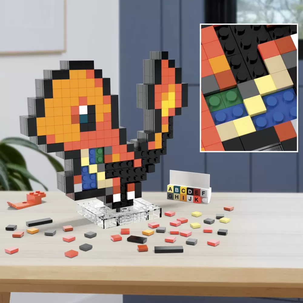 Fashion Mega Pokemon Showcase Charmander, Set In Stile Retro Pixelato Da Costruire Con 349 Pezzi, Con Base Piana Per Esporlo E Incisione Sul Retro Per Appenderlo Set Costruzioni