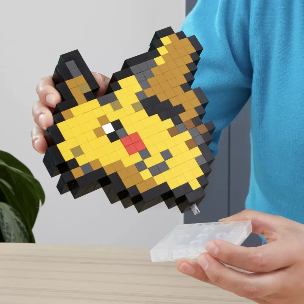 Sale Mega Pokemon Showcase Pikachu, Set In Stile Retro Pixelato Da Costruire Con 400 Pezzi, Con Base Piana Per Esporlo E Incisione Sul Retro Per Appenderlo Set Costruzioni