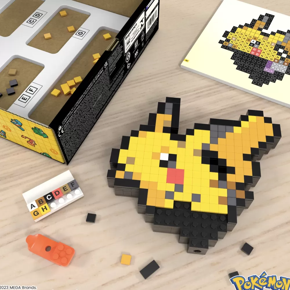 Sale Mega Pokemon Showcase Pikachu, Set In Stile Retro Pixelato Da Costruire Con 400 Pezzi, Con Base Piana Per Esporlo E Incisione Sul Retro Per Appenderlo Set Costruzioni