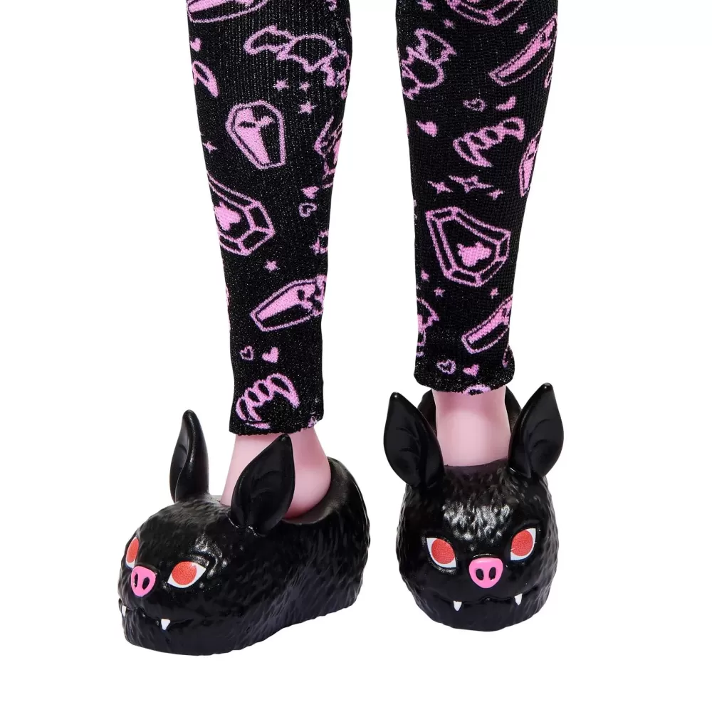 Best Sale Draculaura Creepover Party, Bambola Con Outfit Dettagliato E Accessori Per Il Pigiama Party, Cucciolo Di Pipistrello Conte Fabulous Incluso Fashion Dolls