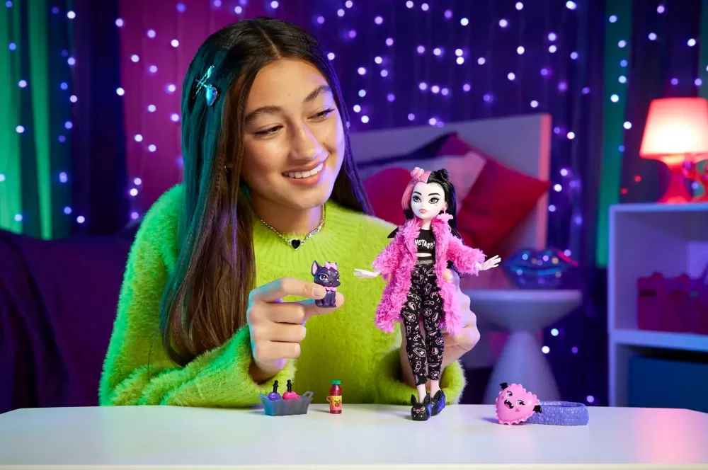 Best Sale Draculaura Creepover Party, Bambola Con Outfit Dettagliato E Accessori Per Il Pigiama Party, Cucciolo Di Pipistrello Conte Fabulous Incluso Fashion Dolls
